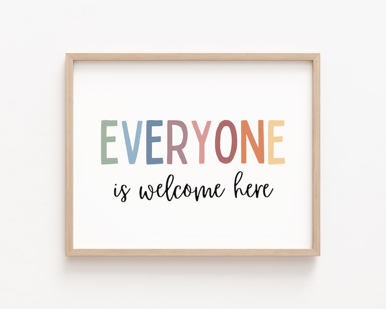 K&ouml;nnte beinhalten: Ein gerahmter Druck mit dem Text "EVERYONE is welcome here" in bunten Buchstaben. Die Buchstaben sind in den Farben Gr&uuml;n, Blau, Rosa, Orange und Gelb.