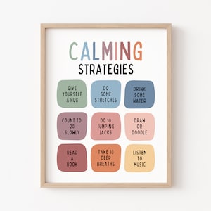Può includere: Un poster stampabile con strategie calmanti per i bambini. Il poster ha una cornice in legno chiaro e presenta una griglia colorata di nove quadrati con attività calmanti come darsi un abbraccio, fare stretching, bere acqua, contare fino a 20 lentamente, fare salti, disegnare o scarabocchiare, leggere un libro, fare 10 respiri profondi e ascoltare musica.