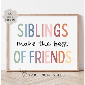 Könnte beinhalten: Ein gerahmter Druck mit den Worten "SIBLINGS make the best OF FRIENDS" in bunten Buchstaben. Der Druck hat einen hellbraunen Rahmen und einen weißen Hintergrund. Ein Symbol für digitalen Download befindet sich in der oberen linken Ecke.