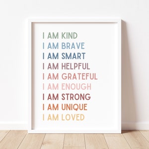 K&ouml;nnte beinhalten: Ein wei&szlig;er gerahmter Druck mit einem farbenfrohen Textdesign. Der Text lautet "Ich bin freundlich, ich bin mutig, ich bin klug, ich bin hilfsbereit, ich bin dankbar, ich bin genug, ich bin stark, ich bin einzigartig, ich bin geliebt".