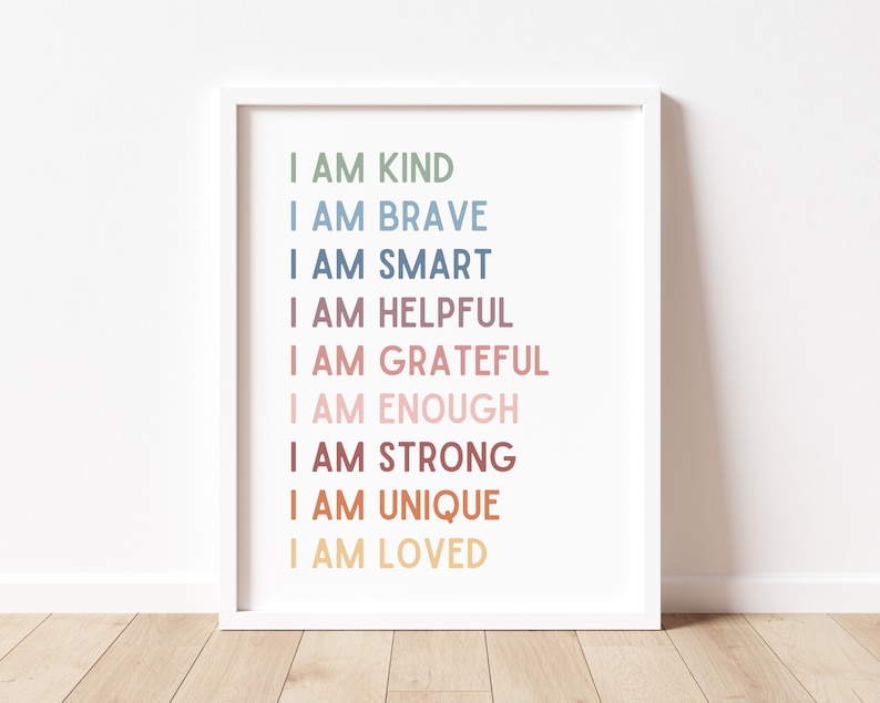 K&ouml;nnte beinhalten: Ein wei&szlig;er gerahmter Druck mit einem farbenfrohen Textdesign. Der Text lautet "Ich bin freundlich, ich bin mutig, ich bin klug, ich bin hilfsbereit, ich bin dankbar, ich bin genug, ich bin stark, ich bin einzigartig, ich bin geliebt".