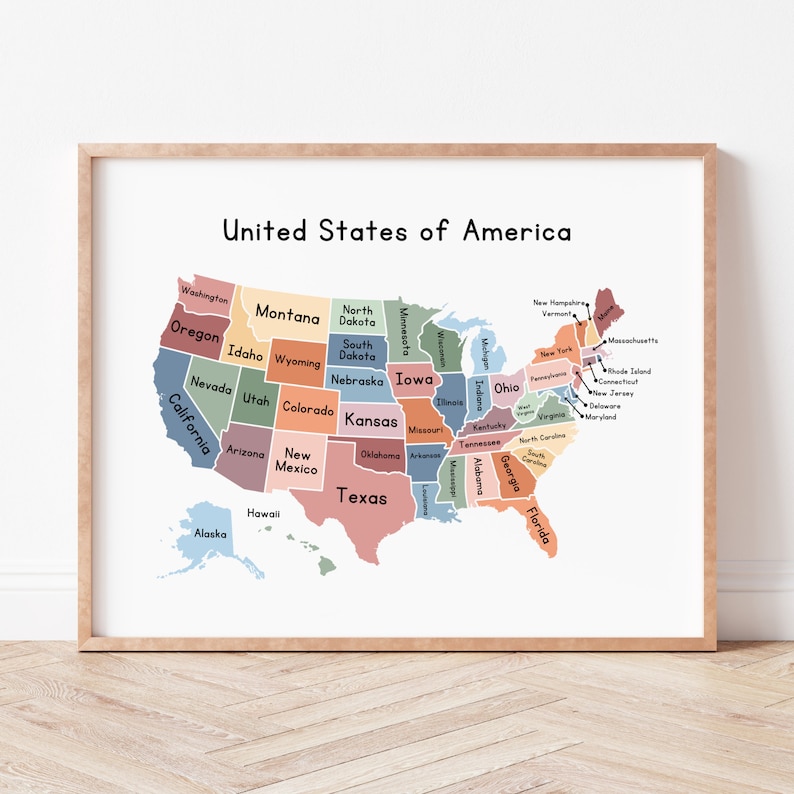 Op de afbeelding: Een kleurrijke kaart van de Verenigde Staten van Amerika met elke staat in zwarte tekst gelabeld. De kaart is op een witte achtergrond en ingelijst in een lichtbruin frame.