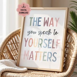 Puede incluir: Una impresi&oacute;n enmarcada con el texto "THE WAY you speak to YOURSELF MATTERS" en letras coloridas. La impresi&oacute;n est&aacute; en un marco de madera clara y est&aacute; apoyada en una silla de mimbre. Una pegatina rosa en la esquina superior izquierda dice "DESCARGA DIGITAL".