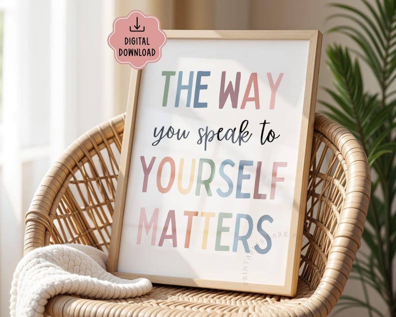 Puede incluir: Una impresi&oacute;n enmarcada con el texto "THE WAY you speak to YOURSELF MATTERS" en letras coloridas. La impresi&oacute;n est&aacute; en un marco de madera clara y est&aacute; apoyada en una silla de mimbre. Una pegatina rosa en la esquina superior izquierda dice "DESCARGA DIGITAL".