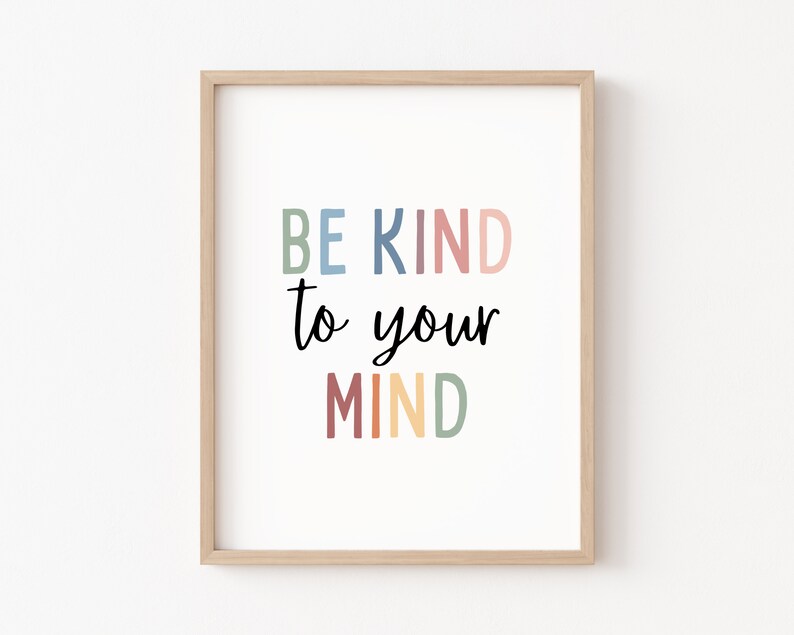 Op de afbeelding: Een ingelijst print met de tekst "BE KIND to your MIND" in kleurrijke letters. De letters zijn in tinten blauw, groen, roze, oranje en geel.