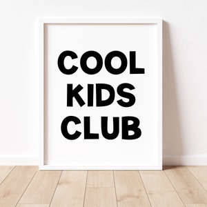 Peut inclure: Impression encadr&eacute;e blanche avec du texte noir qui dit "COOL KIDS CLUB".