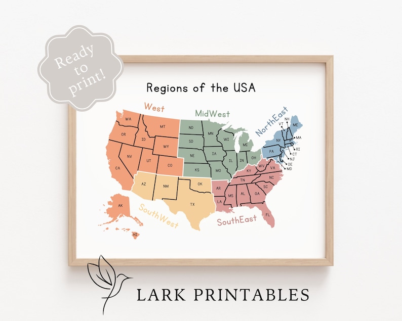 Puede incluir: Un mapa imprimible de los Estados Unidos dividido en regiones: Oeste, Medio Oeste, Noreste, Suroeste y Sureste. Cada regi&oacute;n est&aacute; coloreada en un tono pastel diferente. El mapa est&aacute; etiquetado como "Regions of the USA" y "LARK PRINTABLES".