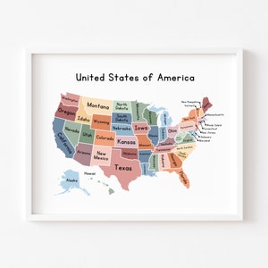 Op de afbeelding: Een kleurrijke kaart van de Verenigde Staten van Amerika met elke staat gelabeld. De kaart is op een witte achtergrond en is ingelijst in een wit frame.