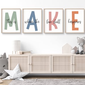 Puede incluir: Cuatro impresiones enmarcadas con la palabra "MAKE" escrita en letras grandes y coloridas. Cada letra es de un color diferente: verde, azul, rosa y naranja. El texto "This is where the fun stuff happens" está escrito en cursiva negra debajo de las letras.