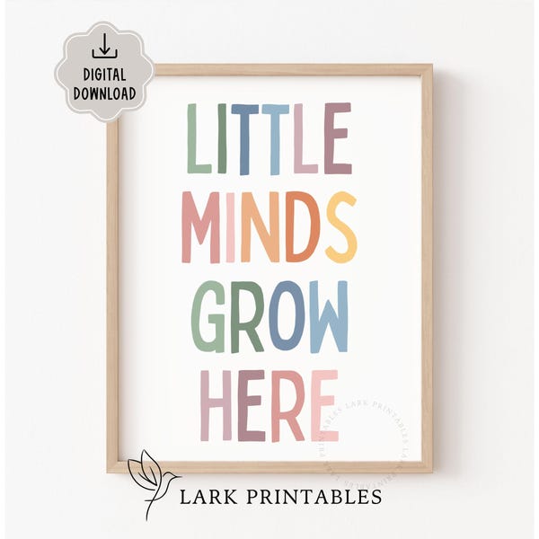 Może przedstawiać: Oprawiony wydruk z napisem "LITTLE MINDS GROW HERE" w kolorowych literach blokowych. Wydruk jest w jasnej drewnianej ramie i zawiera ikonę "POBIERANIE CYFROWE" w lewym górnym rogu. Logo Lark Printables znajduje się na dole.