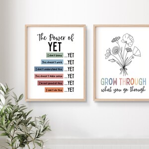 Puede incluir: Dos impresiones art&iacute;sticas enmarcadas con citas inspiradoras. Una impresi&oacute;n dice "The Power of YET" con frases como "I don't know...YET". La otra impresi&oacute;n dice "GROW THROUGH what you go through" con una ilustraci&oacute;n floral.