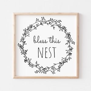 Puede incluir: Una impresión de arte de pared imprimible en blanco y negro con una corona de flores y el texto "bless this NEST".