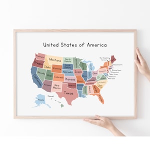 Op de afbeelding: Een kleurrijke kaart van de Verenigde Staten van Amerika met elke staat omlijnd in een andere kleur. De staten zijn gelabeld met hun namen in zwarte tekst.