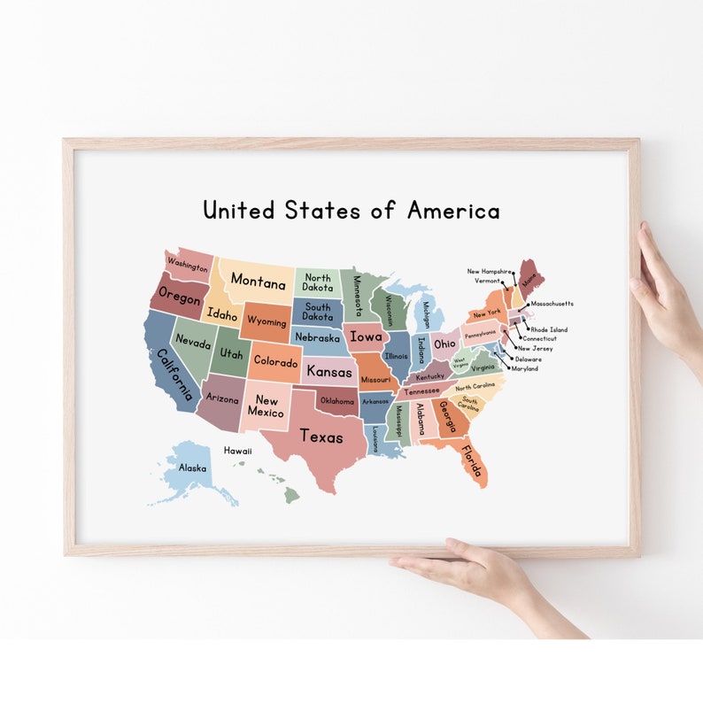 Op de afbeelding: Een kleurrijke kaart van de Verenigde Staten van Amerika met elke staat omlijnd in een andere kleur. De staten zijn gelabeld met hun namen in zwarte tekst.