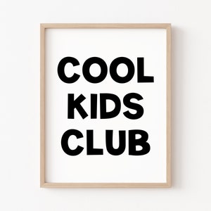 Peut inclure: Une impression encadr&eacute;e avec le texte "COOL KIDS CLUB" en lettres noires en gras sur un fond blanc.