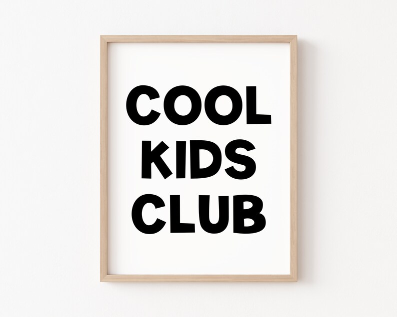Peut inclure: Une impression encadr&eacute;e avec le texte "COOL KIDS CLUB" en lettres noires en gras sur un fond blanc.