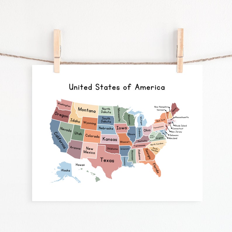 Op de afbeelding: Een kleurrijke kaart van de Verenigde Staten van Amerika met alle staten benoemd. De kaart is gedrukt op wit papier en heeft een witte rand.