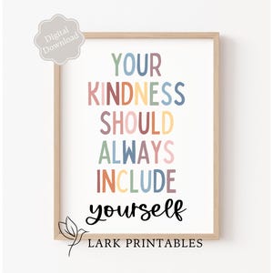 Puede incluir: Un diseño de arte de pared imprimible con el texto "Tu amabilidad siempre debe incluirte a ti mismo" en letras de colores. El texto está en un esquema de colores arcoíris con un fondo marrón claro. El texto está centrado en la página y está rodeado por un borde blanco. La parte inferior de la página tiene el texto "Lark Printables" en texto negro.