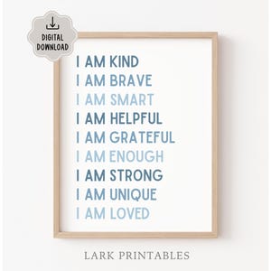 Può includere: Una stampa incorniciata con le parole "I AM KIND, BRAVE, SMART, HELPFUL, GRATEFUL, ENOUGH, STRONG, UNIQUE, LOVED" in blu. La stampa è etichettata "DIGITAL DOWNLOAD" e "LARK PRINTABLES". La cornice è in legno chiaro.