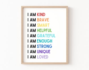 Könnte beinhalten: Ein gerahmter Druck mit den Worten "I AM KIND, BRAVE, SMART, HELPFUL, GRATEFUL, ENOUGH, STRONG, UNIQUE, LOVED" in Regenbogenfarben. Der Text ist in schwarzer serifenloser Schrift auf weißem Hintergrund in einem hellen Holzrahmen.