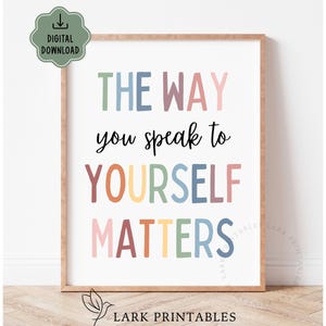 Puede incluir: Una impresi&oacute;n enmarcada con el texto "THE WAY you speak to YOURSELF MATTERS" en colores pastel. La impresi&oacute;n est&aacute; en un marco marr&oacute;n claro e incluye un gr&aacute;fico de "DESCARGA DIGITAL" en la esquina superior izquierda.
