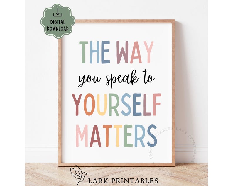 Puede incluir: Una impresi&oacute;n enmarcada con el texto "THE WAY you speak to YOURSELF MATTERS" en colores pastel. La impresi&oacute;n est&aacute; en un marco marr&oacute;n claro e incluye un gr&aacute;fico de "DESCARGA DIGITAL" en la esquina superior izquierda.