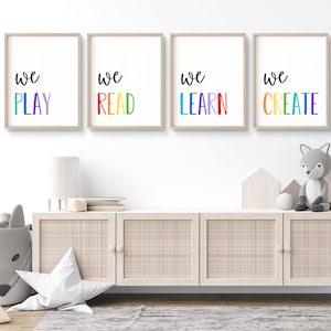 Puede incluir: Cuatro impresiones enmarcadas con las palabras "We Play", "We Read", "We Learn" y "We Create" en colores arcoíris sobre un fondo blanco.