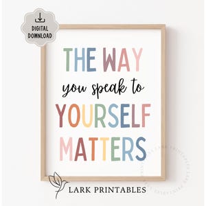 Puede incluir: Una impresi&oacute;n enmarcada con el texto "THE WAY you speak to YOURSELF MATTERS" en letras de bloque coloridas y una fuente cursiva. La impresi&oacute;n est&aacute; en un marco de madera clara e incluye un icono de "DESCARGA DIGITAL".