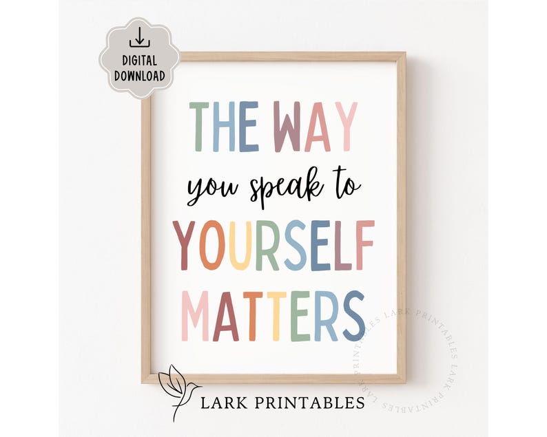 Puede incluir: Una impresi&oacute;n enmarcada con el texto "THE WAY you speak to YOURSELF MATTERS" en letras de bloque coloridas y una fuente cursiva. La impresi&oacute;n est&aacute; en un marco de madera clara e incluye un icono de "DESCARGA DIGITAL".