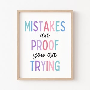 Könnte beinhalten: Ein gerahmter Druck mit dem Text "Mistakes are proof you are trying" in bunten Buchstaben. Der Hintergrund ist weiß.