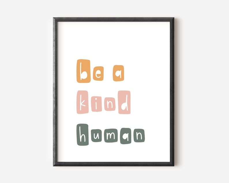 Puede incluir: Una impresi&oacute;n art&iacute;stica enmarcada con la frase "be a kind human" en un estilo de letras de bloque. El texto est&aacute; dispuesto en tres l&iacute;neas, con cada palabra en un color diferente: naranja, rosa y verde. La impresi&oacute;n est&aacute; sobre un fondo blanco.