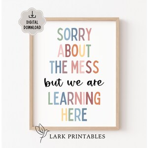 Lo siento por el desorden, pero estamos aprendiendo. Decoración imprimible para el aula, póster de aprendizaje para niños pequeños, citas de maestros, póster de educación en el hogar, arte de pared para niños
