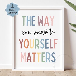 Puede incluir: Una impresi&oacute;n enmarcada con el texto "THE WAY you speak to YOURSELF MATTERS" en varios colores. Las palabras est&aacute;n en una mezcla de fuentes y colores, incluyendo verde, azul, rosa, naranja y amarillo. Un icono de "DESCARGA DIGITAL" est&aacute; en la esquina superior izquierda.