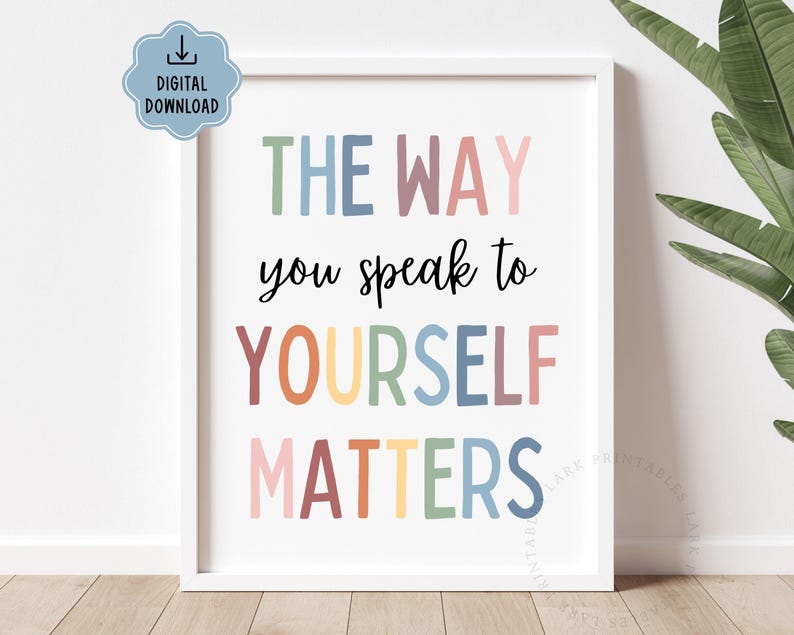 Puede incluir: Una impresi&oacute;n enmarcada con el texto "THE WAY you speak to YOURSELF MATTERS" en varios colores. Las palabras est&aacute;n en una mezcla de fuentes y colores, incluyendo verde, azul, rosa, naranja y amarillo. Un icono de "DESCARGA DIGITAL" est&aacute; en la esquina superior izquierda.