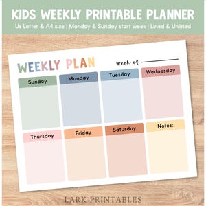 Puede incluir: Un planificador semanal colorido para niños con el texto "KIDS WEEKLY PRINTABLE PLANNER". El planificador incluye secciones para cada día de la semana, con los días de la semana etiquetados en colores pastel. Diseñado para tamaños US Letter y A4.