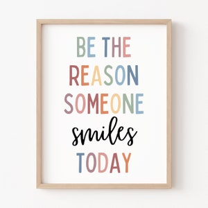 以下が含まれることがあります： 白い背景にカラフルな文字で「BE THE REASON SOMEONE smiles TODAY」と書かれた額装されたプリントです。