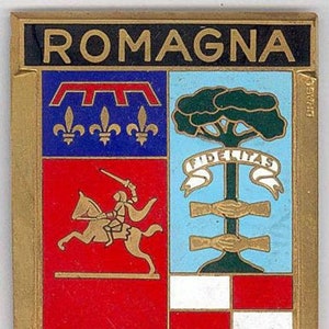 Puede incluir: Un escudo de metal dorado con la palabra "ROMAGNA" en letras negras en la parte superior. El escudo está dividido en cuatro secciones. La sección superior izquierda es azul con tres flores de lis doradas. La sección superior derecha es azul claro con un árbol verde. La sección inferior izquierda es roja con un caballo y un jinete dorados. La sección inferior derecha es a cuadros blancos y rojos.