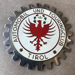 Odznaka samochodu auto car club Austria Tirol Automobil und Touringclub malowana Oryginalna, Średnica: "3,25 (82 mm), 2 śruby montażowe