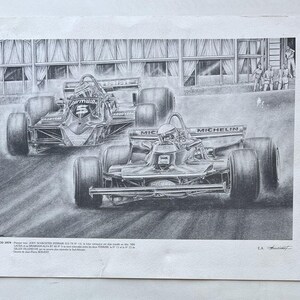 Puede incluir: Taza de cerámica blanca con asa negra y el texto "But first, coffee" en estilo manuscrito. La taza está sobre una superficie blanca. Para bebidas calientes.