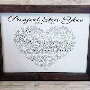 Letrero de madera con forma de corazón, canción, poema, letra y palabra
