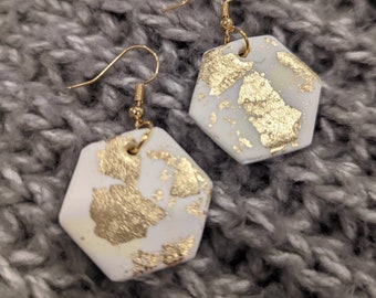 Pendientes hexagonales hechos a mano en arcilla polimérica, color blanco crema con detalles en pan de oro.