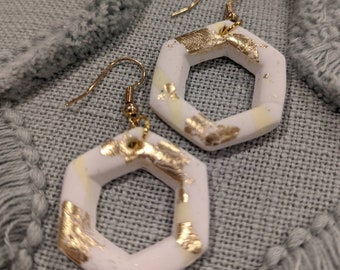 Pendientes hexagonales de arcilla polimérica hechos a mano, en blanco, crema y pan de oro.