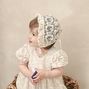 Spitzenhaube aus Biobaumwolle