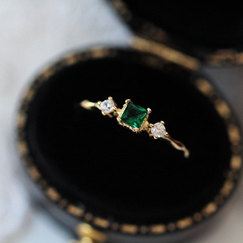 Vintage Emerald Diamond Ring Dainty Minimalist Ring in 14K - Etsy