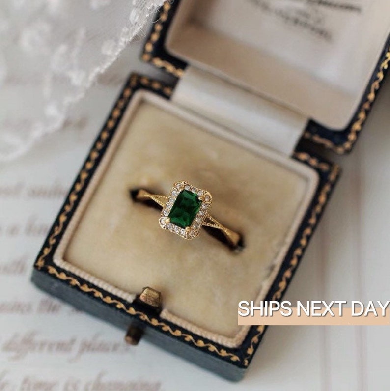 Vintage Emerald Large Ring in 14K Gold - Best Friend Gift - Dainty Minimalist Ring - Personalized Vintage Ring Box - Gift for Her 