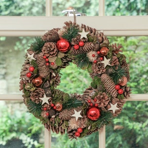 Winter Wreath Red Bauble & Wooden Star Pine Cone Decorative Christmas Front Door Garland Rustic Country Style Home Décor