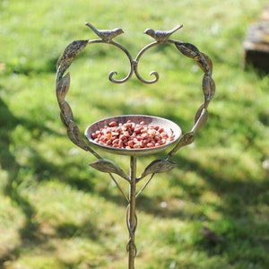 Freestanding Heart Bird Dish Cast Iron Garden Bird Feeder Seed Nut Mealworm Bird Feeding Station Tray on Pole Garden Spring Summer Gift Idea