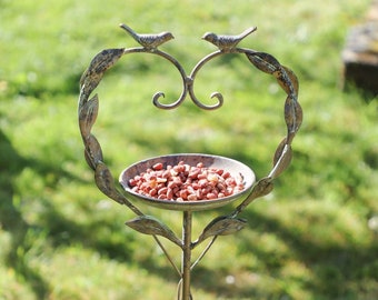 Freestanding Heart Bird Dish Cast Iron Garden Bird Feeder Seed Nut Mealworm Bird Feeding Station Tray on Pole Garden Spring Summer Gift Idea