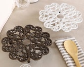 Cast Iron Trivet Vintage Style Antique Finish Ornate Scrolled Love Heart Pan Rest Hot Pot Stand Dining Table Kitchen Work Top Accessory
