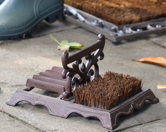 Outdoor Boot Brush & Shoe Scraper 2.7kg Recycled Cast Iron Shoe Brush Doormat with Natural Coir Fibre Bristles Garden Gift